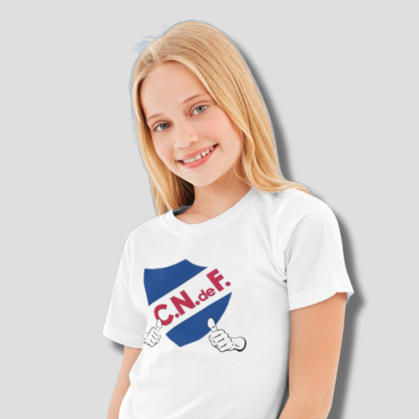 Remera escudo C.N.de F. (pulgares mostrando el escudo)
